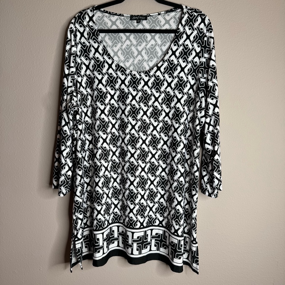 Slinky Brand Black and White Graphic 3/4 Sleeve Tunic Top Blouse
